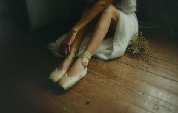 Картинка балерина, сидит на полу, пуанты