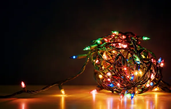 Картинка провода, новый год, лампочка красная синяя желтая, Гирлянда, распутывать надоевшие провода от гирлянды