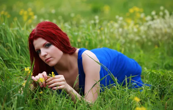 Картинка трава, Девушка, рыжая, синее платье, полевой цветок