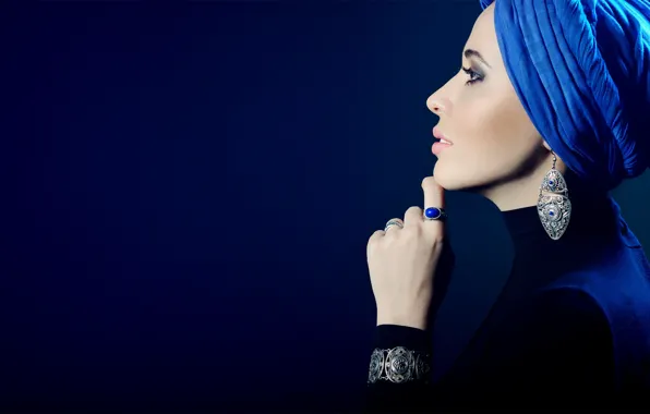 Картинка женщина, серьги, браслет, в синем