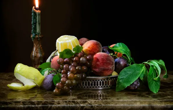 Картинка ягоды, лимон, свеча, виноград, фрукты, натюрморт, персики, сливы, кожура