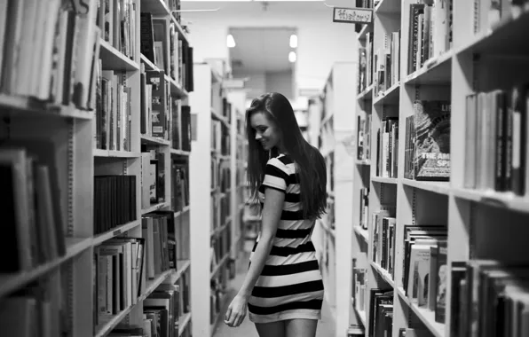 Картинка girl, smile, brunette, b&amp;w, library