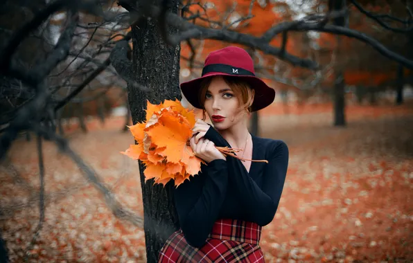 Картинка осень, листья, девушка, деревья, юбка, букет, шляпа, макияж, блузка, рыжая
