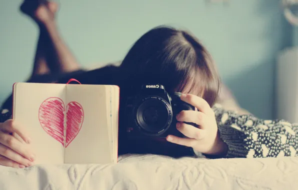 Картинка девушка, фон, красное, обои, настроения, сердце, рисунок, брюнетка, фотоаппарат, блокнот, сердечко