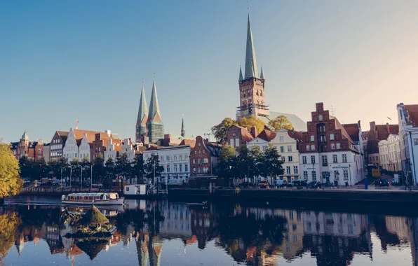 Картинка отражение, лодка, Германия, зеркало, канал, Любек, церкви. солнечный