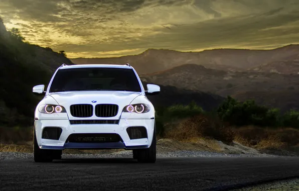 Картинка белый, горы, бмв, BMW, перед, white, wheels, tuning, front, кроссовер, X5M