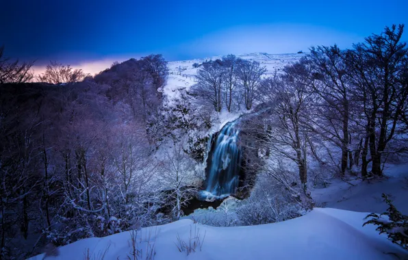 Картинка зима, снег, деревья, пейзаж, горы, природа, река, синева, Франция, цвет, водопад, Овернь