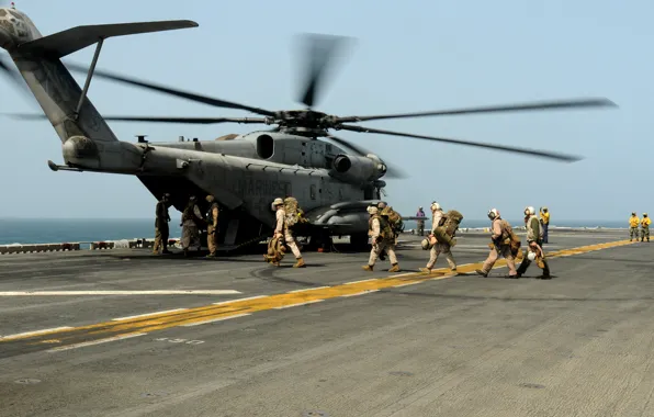 Картинка океан, солдаты, палуба, вертолёт, военно-транспортный, Sikorsky, Aero, тяжёлый, УДК, Marine CH-53D Sea Stallion, Engineering Corporation