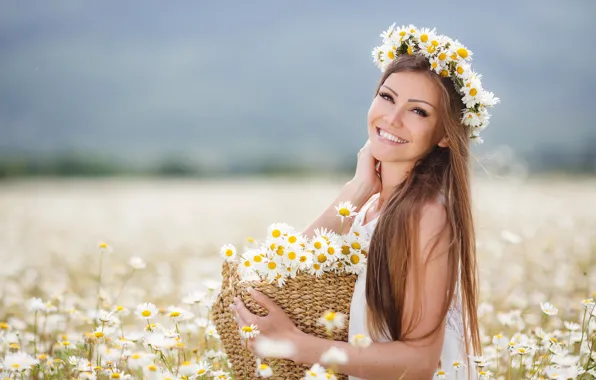 Картинка поле, девушка, цветы, корзина, ромашки, girl, шатенка, brown hair, basket, chamomile, field flowers