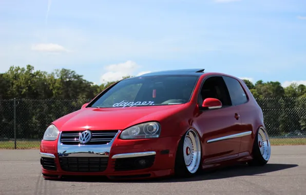 Картинка volkswagen, red, wheels, golf, tuning, front, face, germany, low, stance, mk5