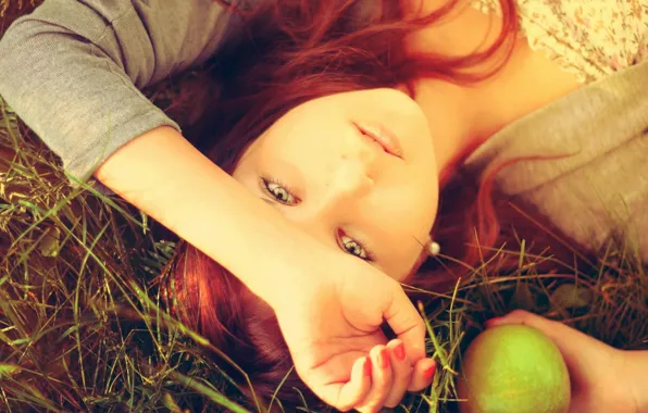 Картинка зелень, трава, глаза, девушка, природа, лицо, фон, обои, настроения, яблоко, зеленые, зеленое, красные волосы