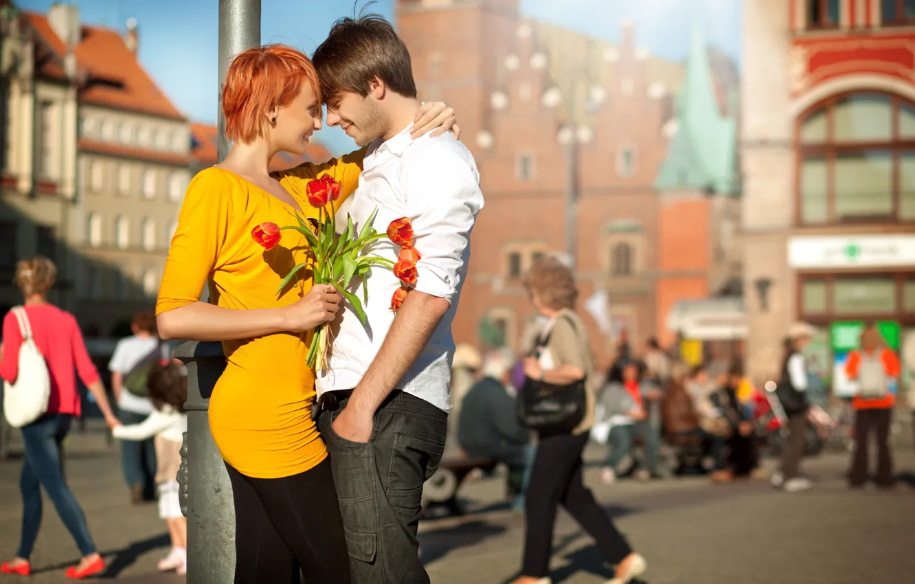 Фото обои девушка, радость, цветы, город, смех, пара, тюльпаны, рыжая, парень