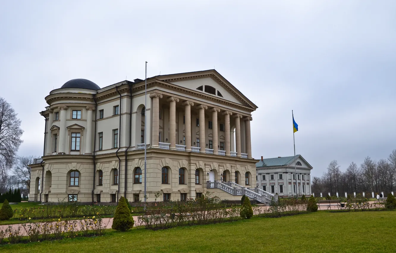 Фото обои осень, небо, парк, флаг, Украина, гетманская резиденция, Батурин, дворец Разумовского