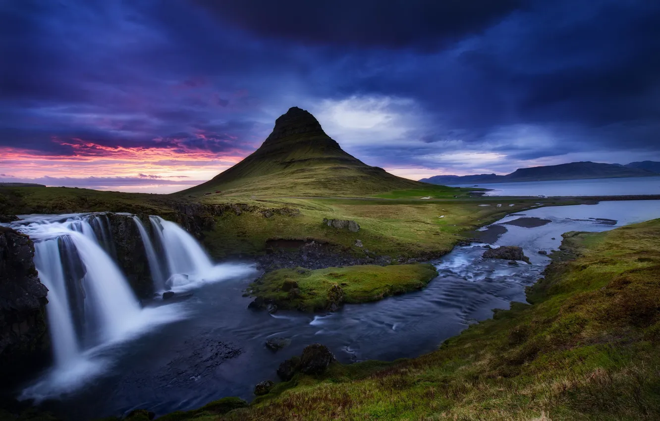 Фото обои облака, пейзаж, природа, река, гора, водопад, поток, вулкан, Исландия, Kirkjufell