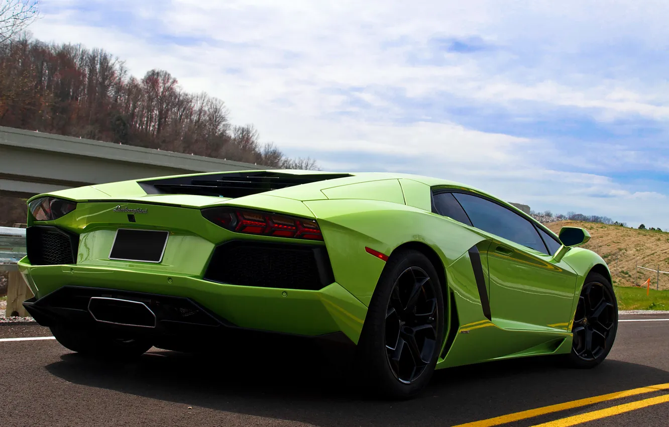 Фото обои дорога, небо, зелёный, задок, LP700-4, авентадор, Lamborghini Aventador