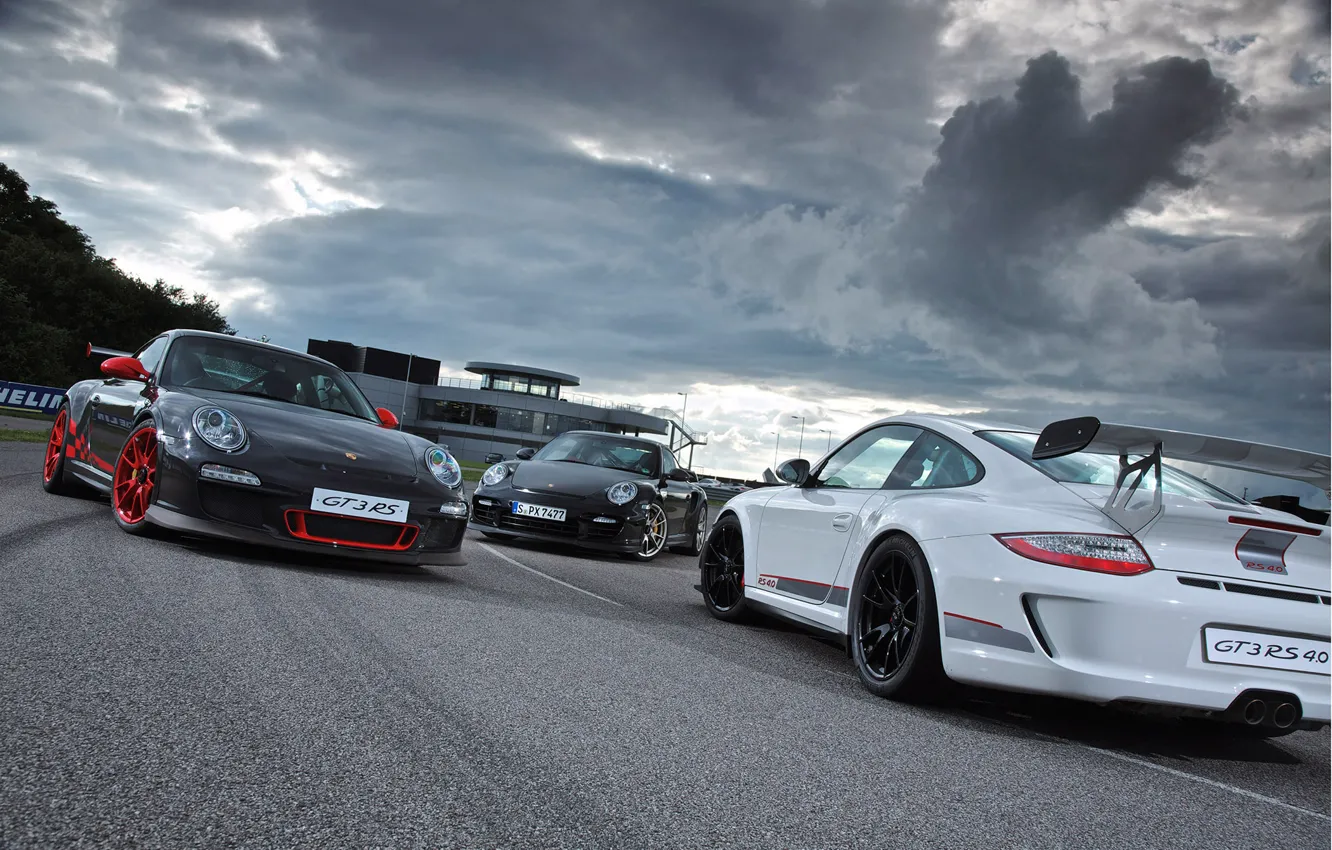 Фото обои белый, тучи, серый, черный, здание, 911, Porsche, перед, silver, white, порше, black, трек, gt3, front, …