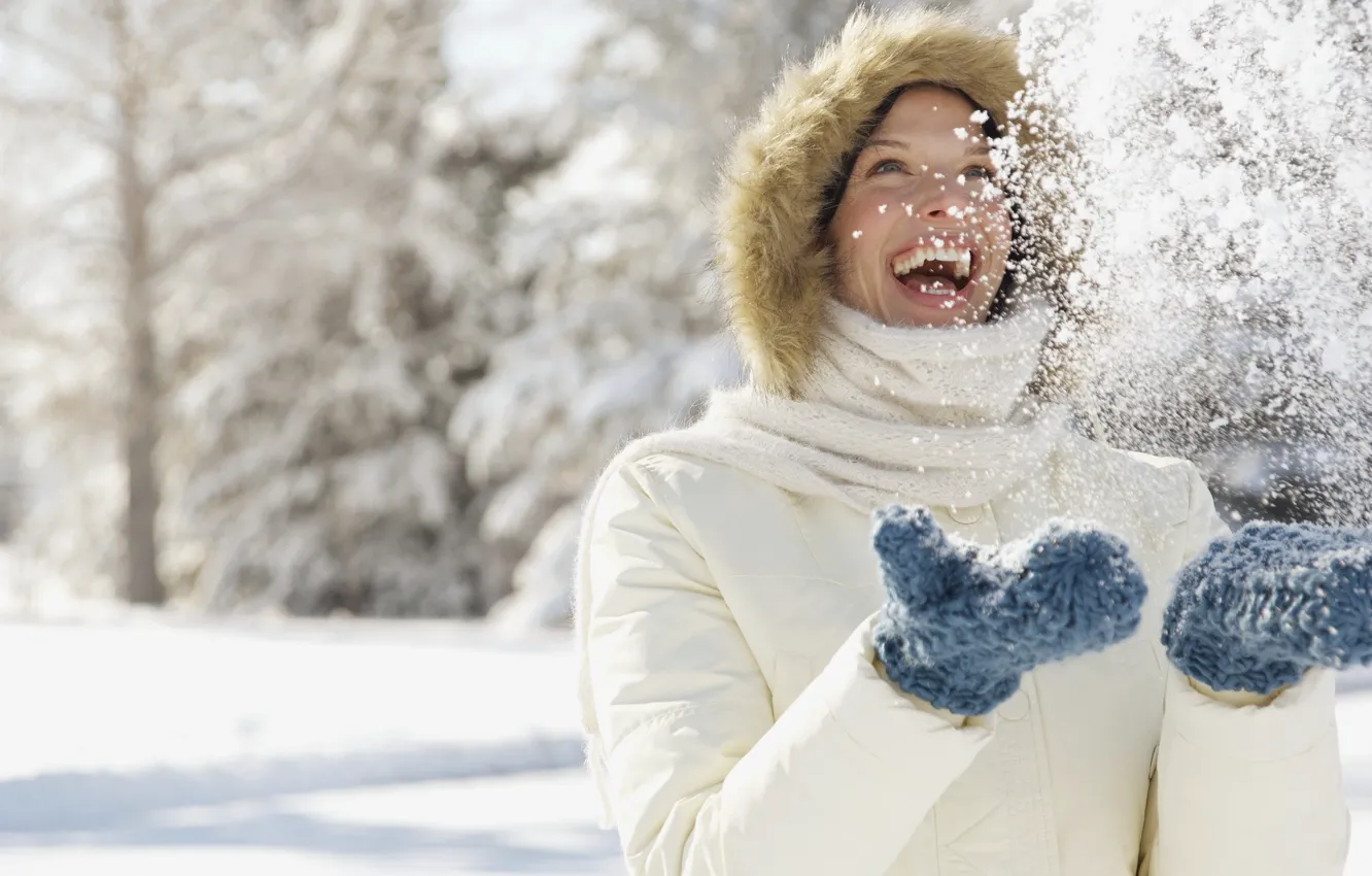 Фото обои зима, девушка, снег, радость, снежинки, природа, улыбка, настроения, смех, руки, перчатки