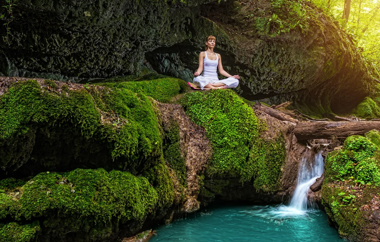 Фото обои лес, лето, девушка, ручей, камни, водопад, мох, медитация, йога, ...