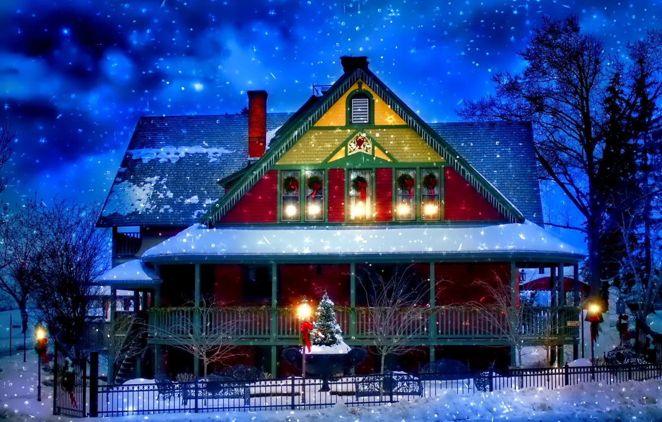 Фото обои свет, снег, украшения, деревья, огни, дом, праздник, забор, елка, Зима, вечер, Рождество, Новый год