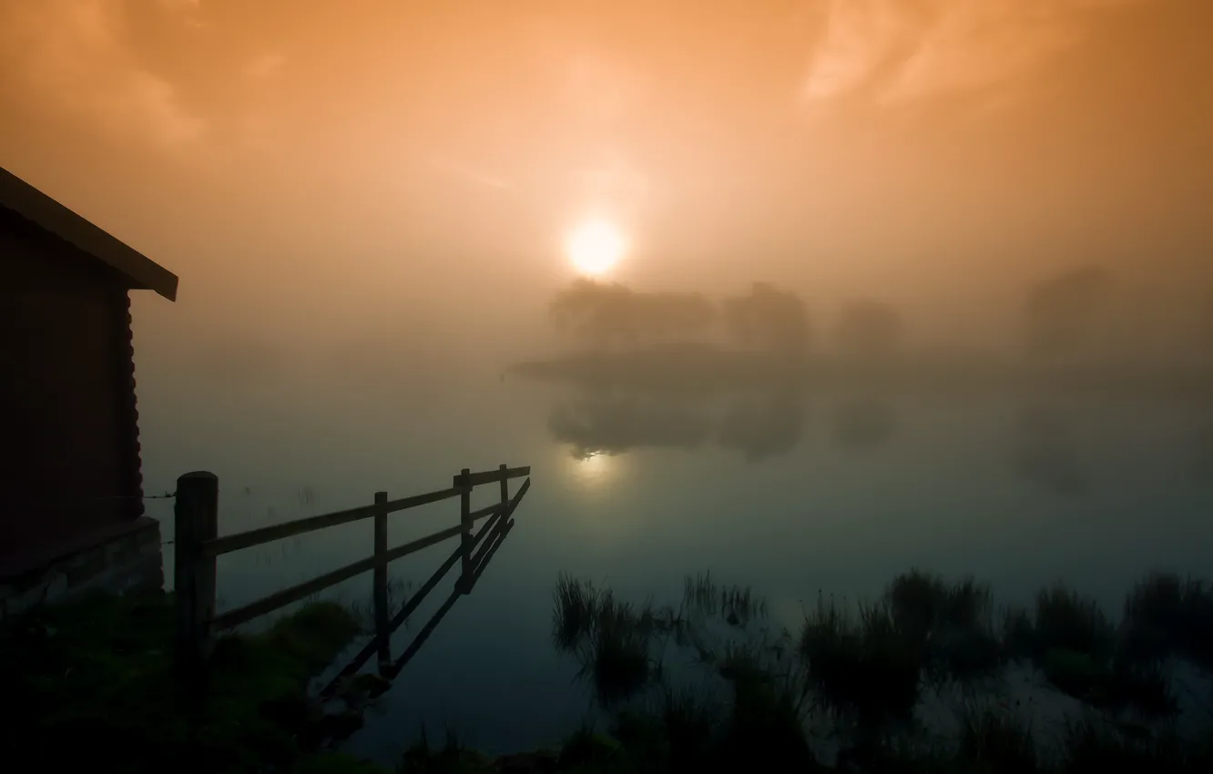 Фото обои солнце, закат, туман, озеро, ограда, сарай, шотландия, Scotland