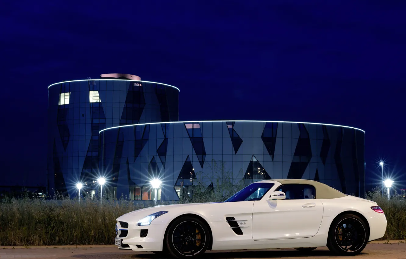 Фото обои пейзаж, ночь, здание, Roadster, Mercedes-Benz, AMG, SLS, Мерседес-Бенц