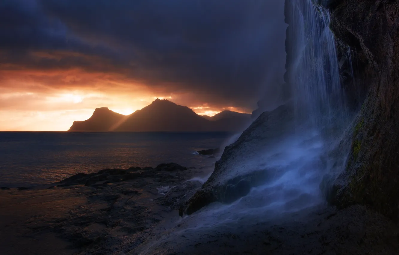 Фото обои море, небо, свет, горы, тучи, природа, скалы, водопад