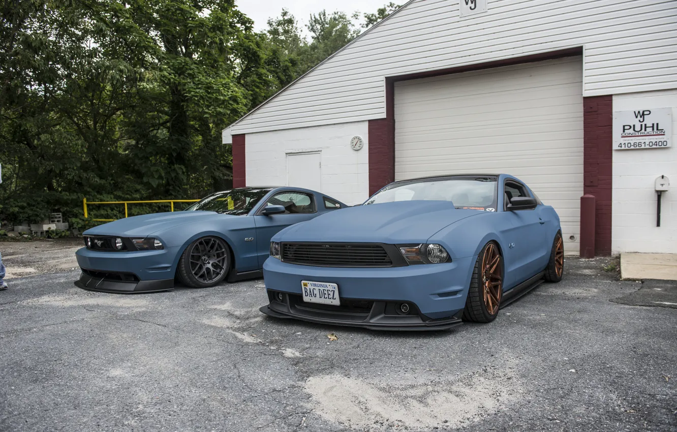 Фото обои Mustang, Ford, Дорога, красиво, диски, два, blue, боком