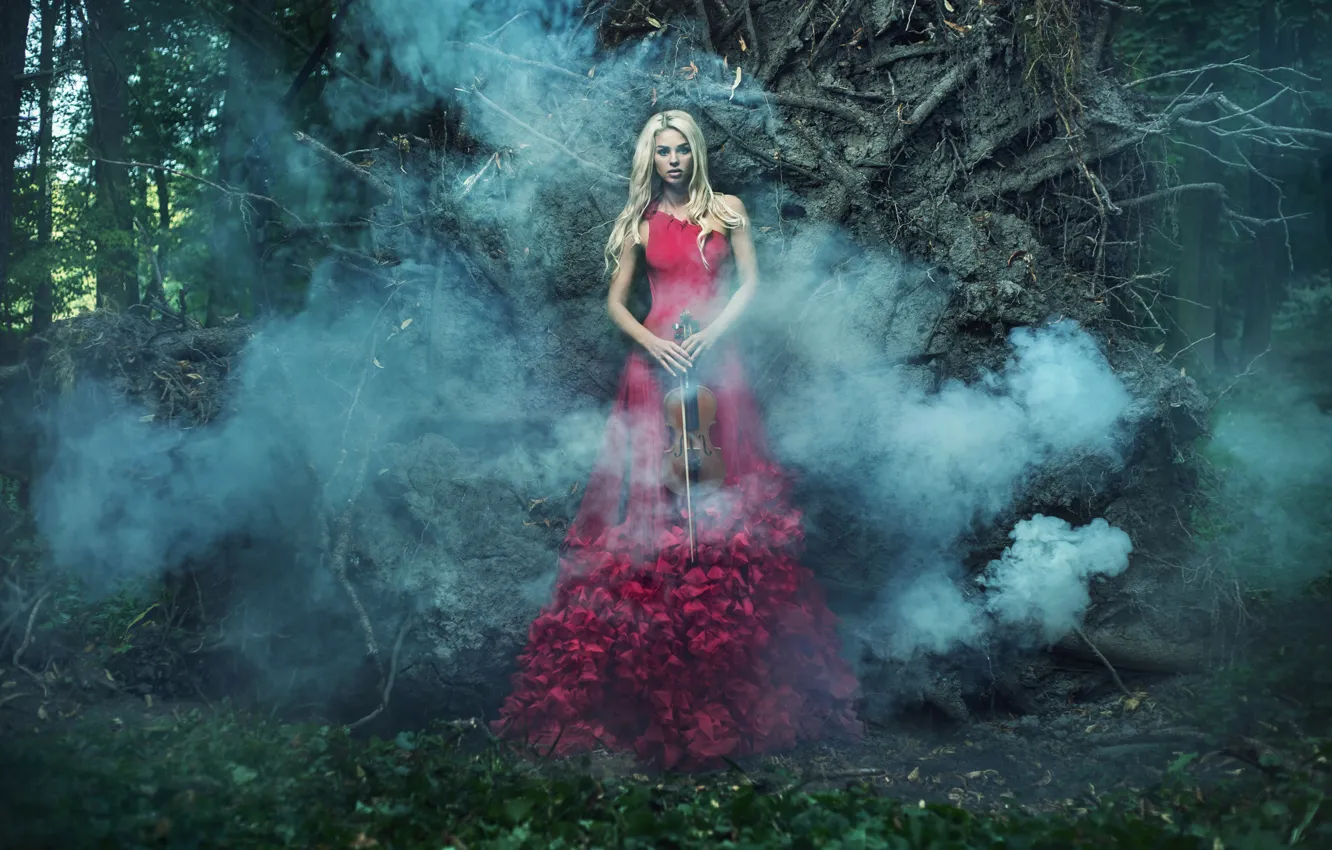 Фото обои девушка, деревья, скрипка, дым, платье, блондинка, в красном, одна, смычок, в лесу