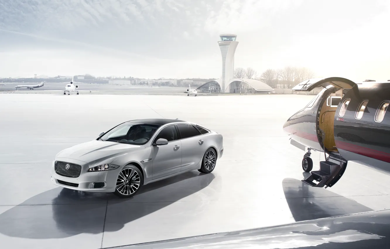 Фото обои Hangar, Plane, Jaguar XJ Ultimate