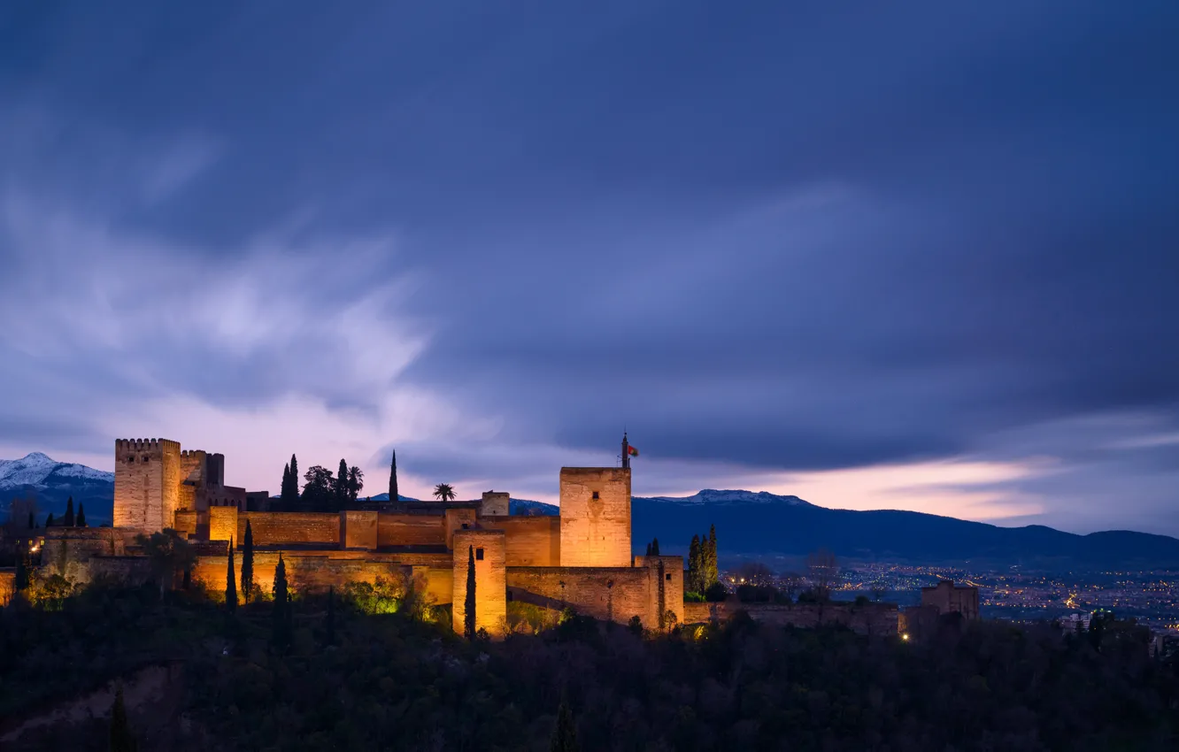 Фото обои небо, горы, тучи, вечер, освещение, подсветка, архитектура, синее, Испания, провинция, Гранада