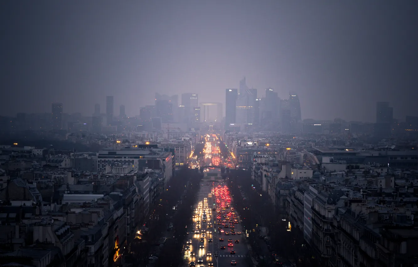 Фото обои дорога, облака, машины, город, огни, дождь, пасмурно, небоскребы, Париж. Вид на район La Défense