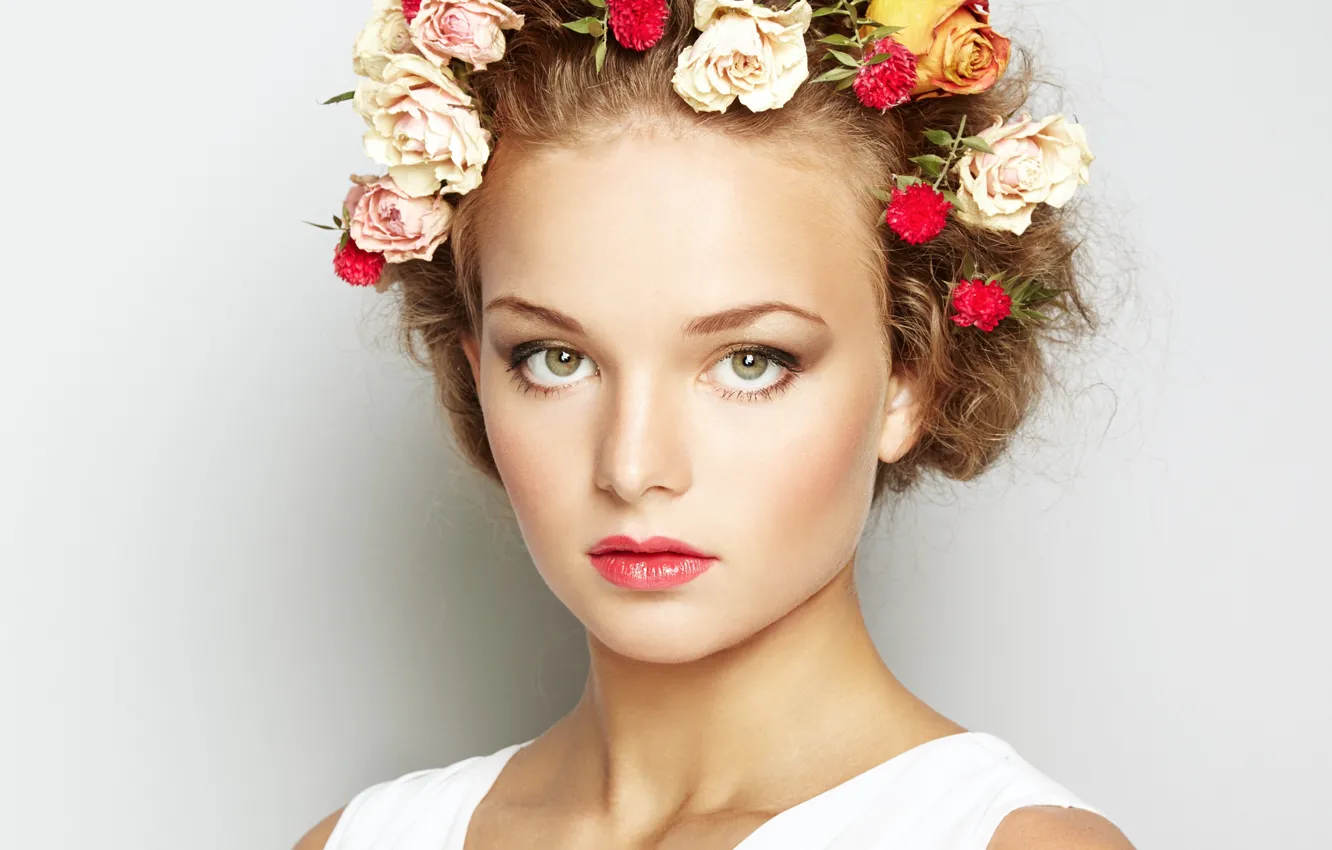 Фото обои взгляд, девушка, цветы, лицо, фон, волосы, макияж, прическа