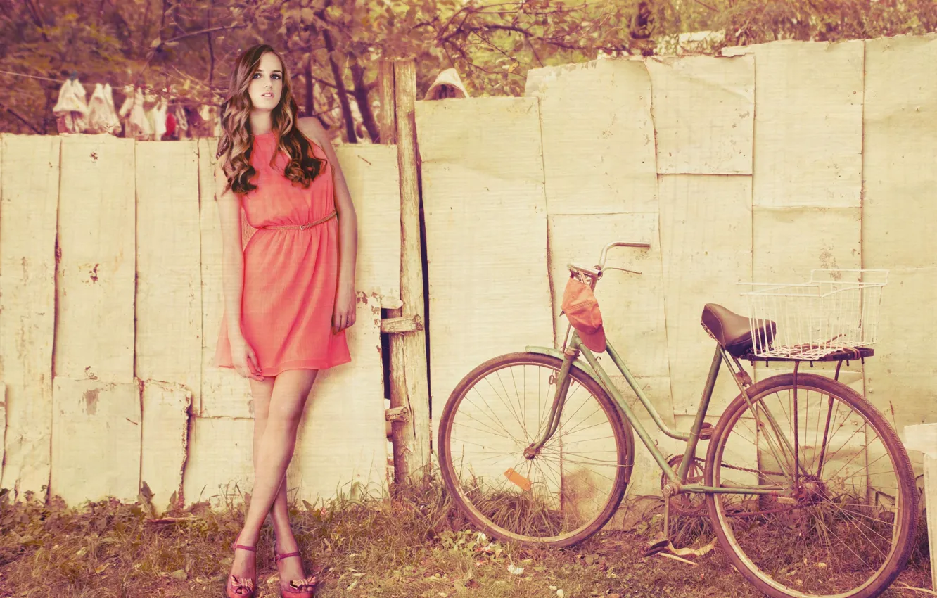 Фото обои девушка, деревья, велосипед, фон, widescreen, обои, настроения, листва, забор, платье, колеса, wallpaper, широкоформатные, background, полноэкранные, …