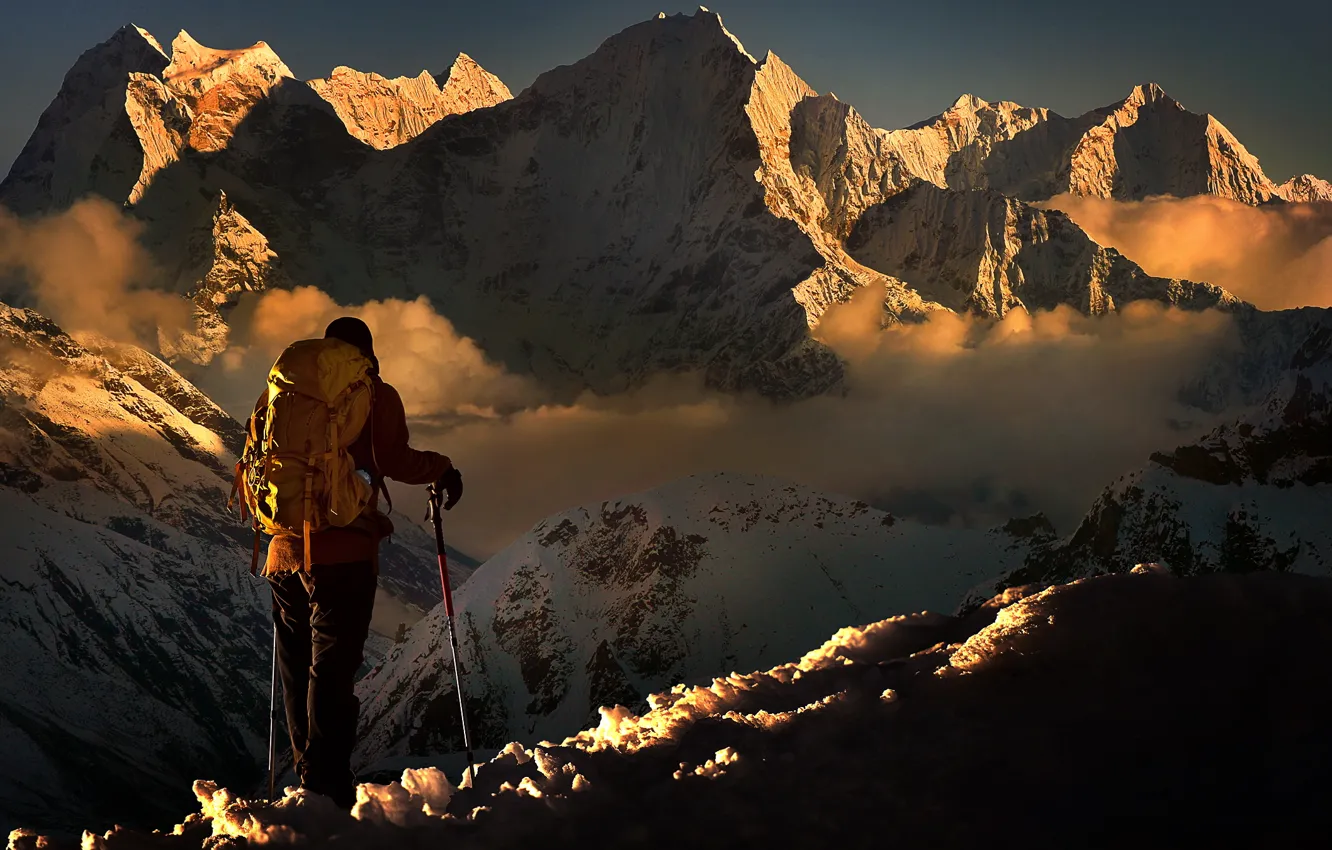 Фото обои зима, небо, свет, снег, горы, туман, вершины, человек, вид, высота, освещение, контраст, мужчина, стоит, рюкзак, …