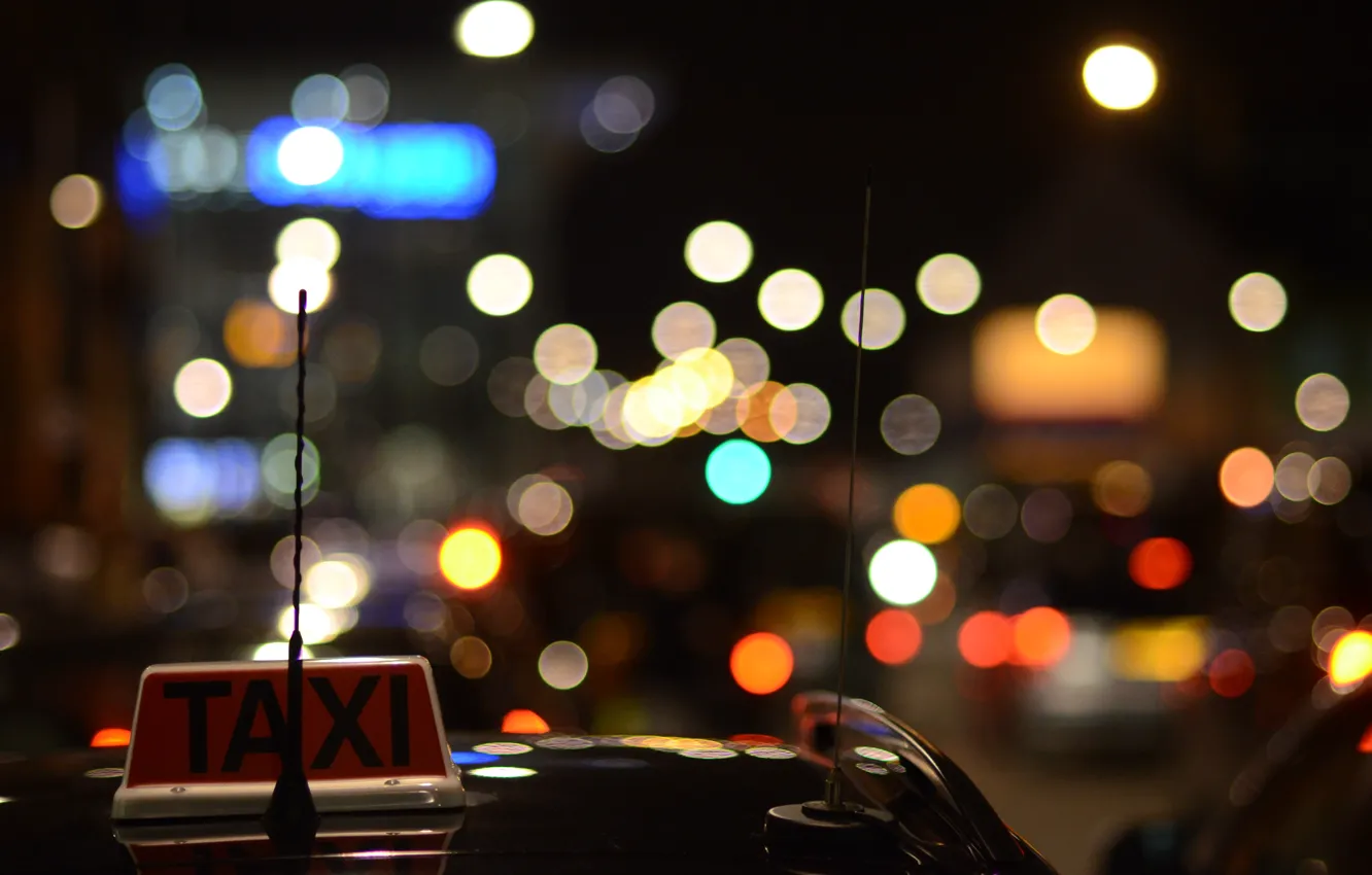 Фото обои авто, машины, ночь, огни, темнота, надпись, табличка, фары, антенна, вечер, такси, автомобиль, красный цвет, TAXI, …