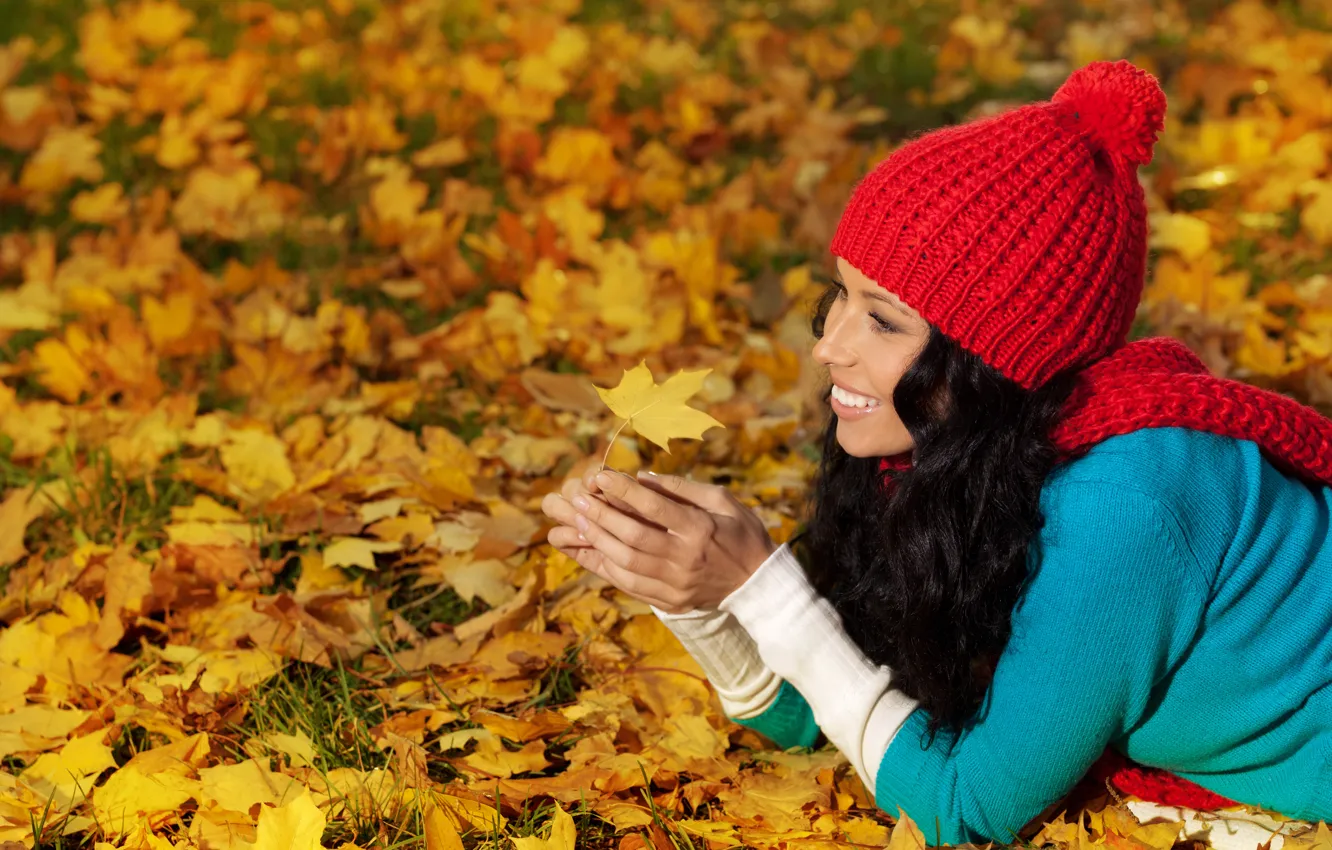 Фото обои осень, листья, Девушки, woman, smile, autumn, leaves