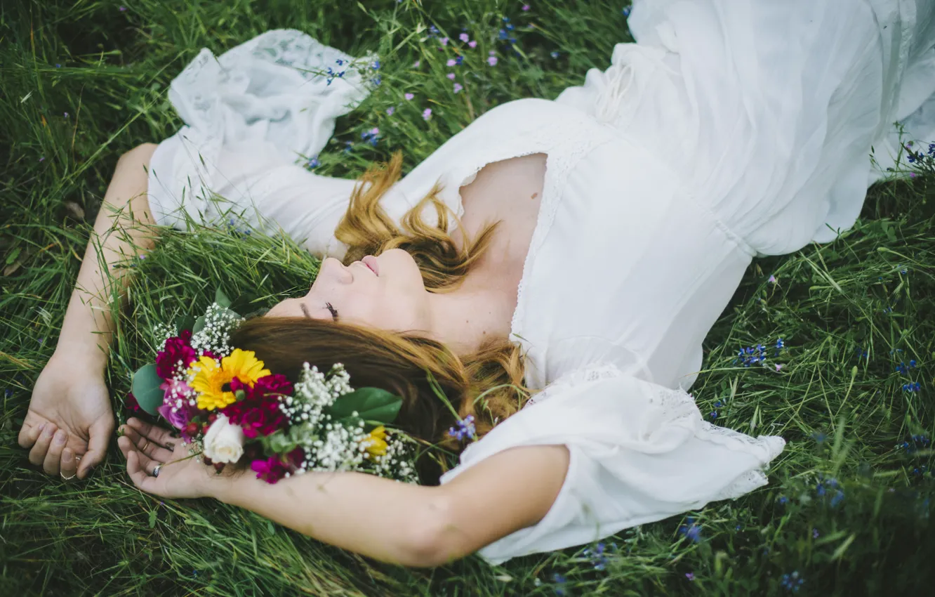 Фото обои трава, девушка, цветы, платье, лежит, венок