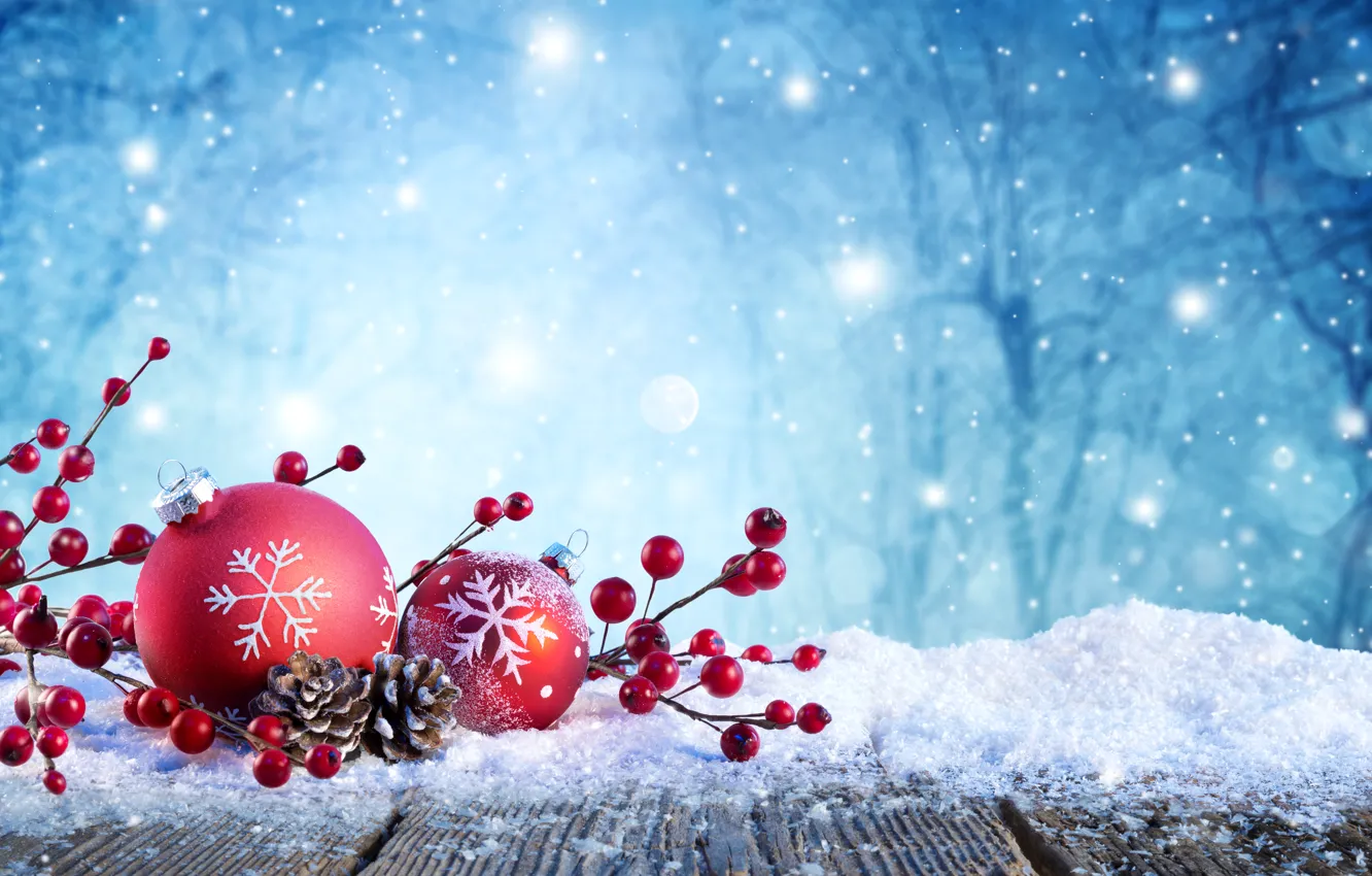 Фото обои зима, снег, деревья, снежинки, ветки, природа, блики, праздник, шары, игрушки, ягода, красные, Новый год, шишки, …