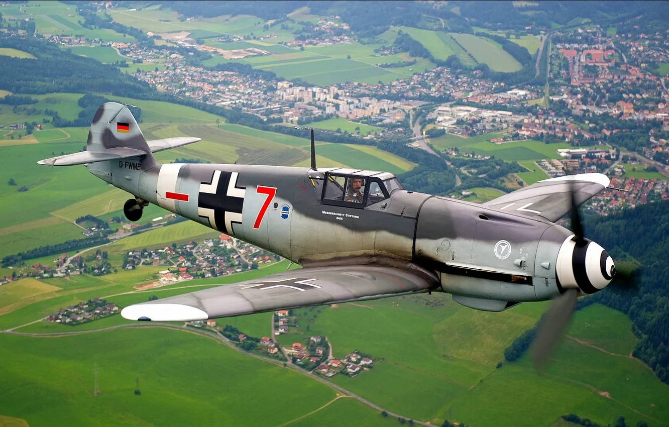 Фото обои небо, город, земля, поля, истребитель, самолёт, немецкий, периода Второй мировой войны, одноместный, Messerschmitt Bf.109, Мессершмитт …