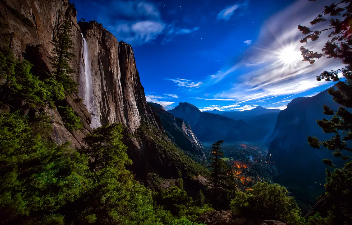 Фото обои лес, небо, звезды, свет, горы, ночь, огни, скалы, луна, водопад, долина, США, национальный парк Йосемити