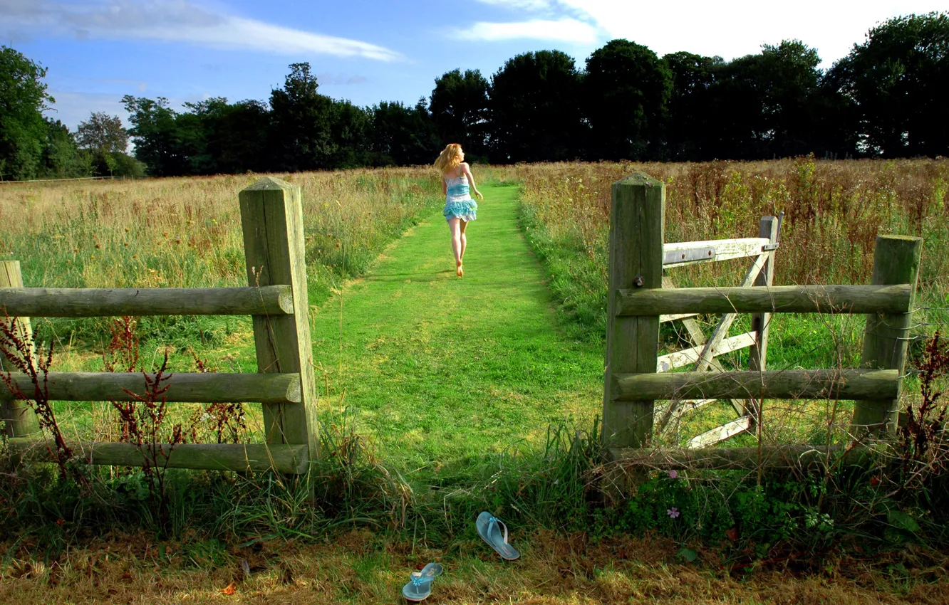 Фото обои поле, трава, девушка, ограда, бег, тапочки