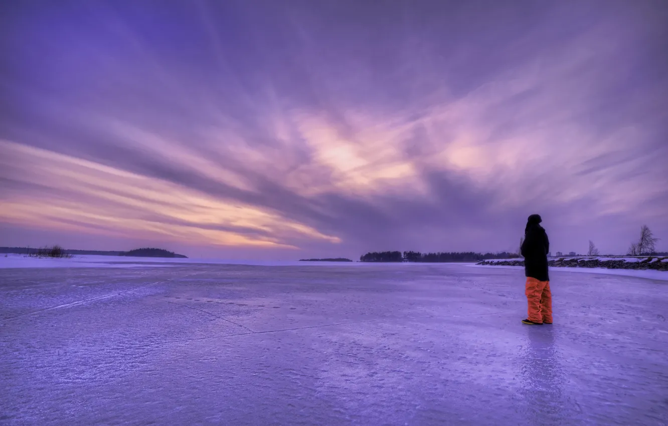 Фото обои лед, зима, небо, пейзаж, озеро, вечер, парень, Швеция, сиреневое