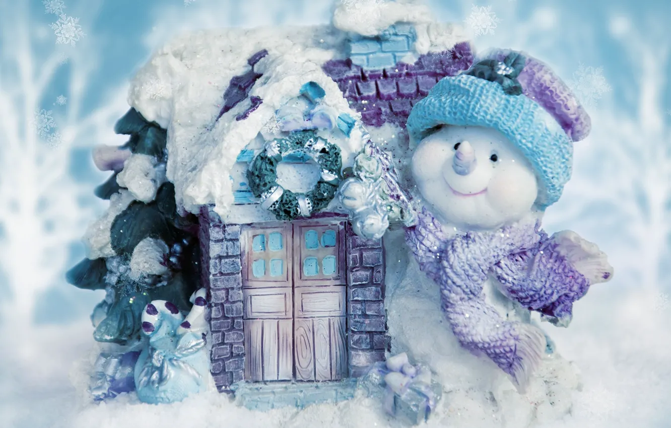 Фото обои снег, украшения, улыбка, фон, настроение, праздник, новый год, домик, снеговик