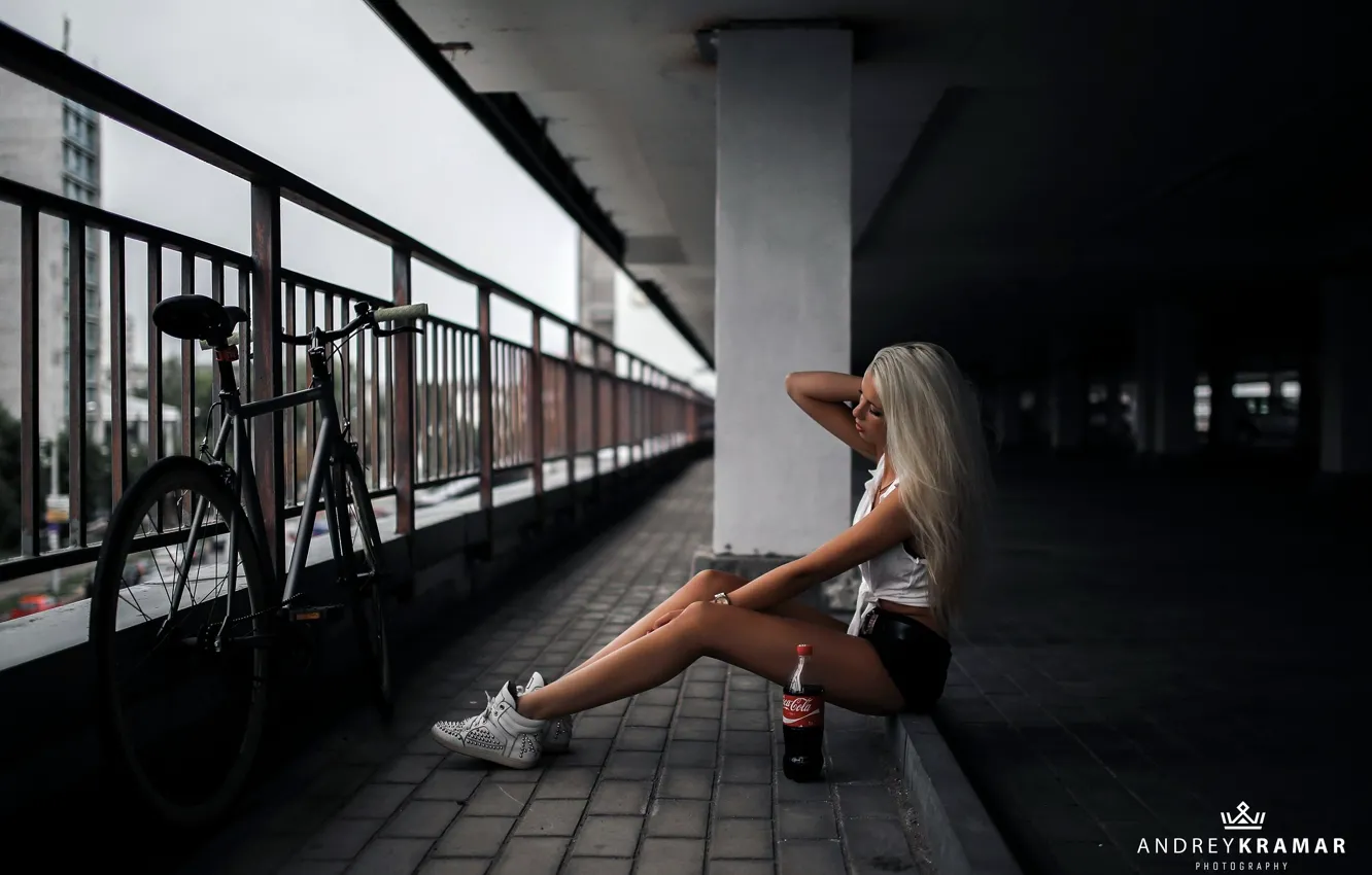 Фото обои девушка, велосипед, поза, настроение, фигура, блондинка, шортики, ножки, маечка, coca-cola, кроссовки, Andrey Kramar