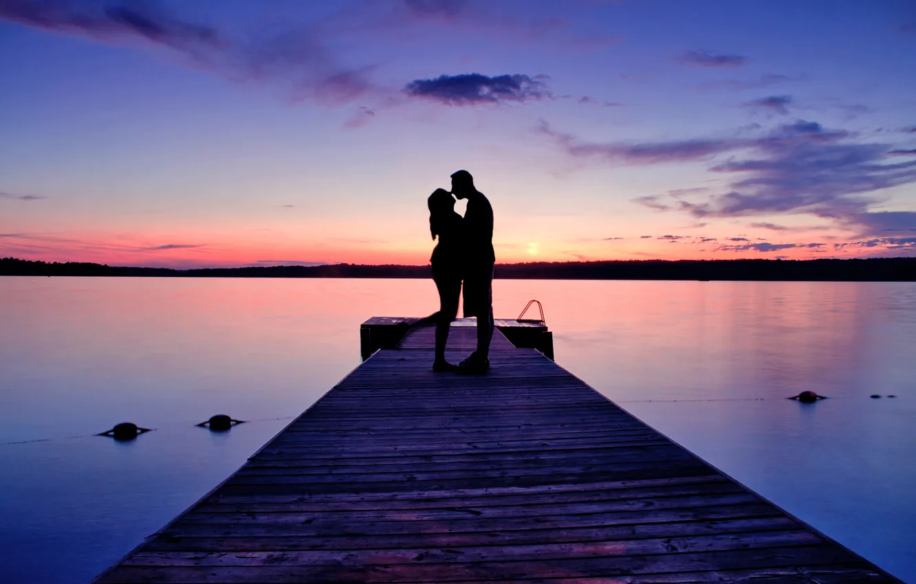 Фото обои любовь, закат, озеро, вечер, причал, пара, пирс, двое, она