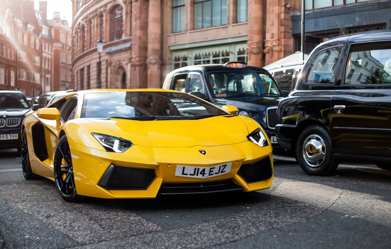 Фото обои Лондон, Город, Lamborghini, Жёлтый, 2011, Суперкар, Ламборгини, Aventador, Авентадор, 700-4
