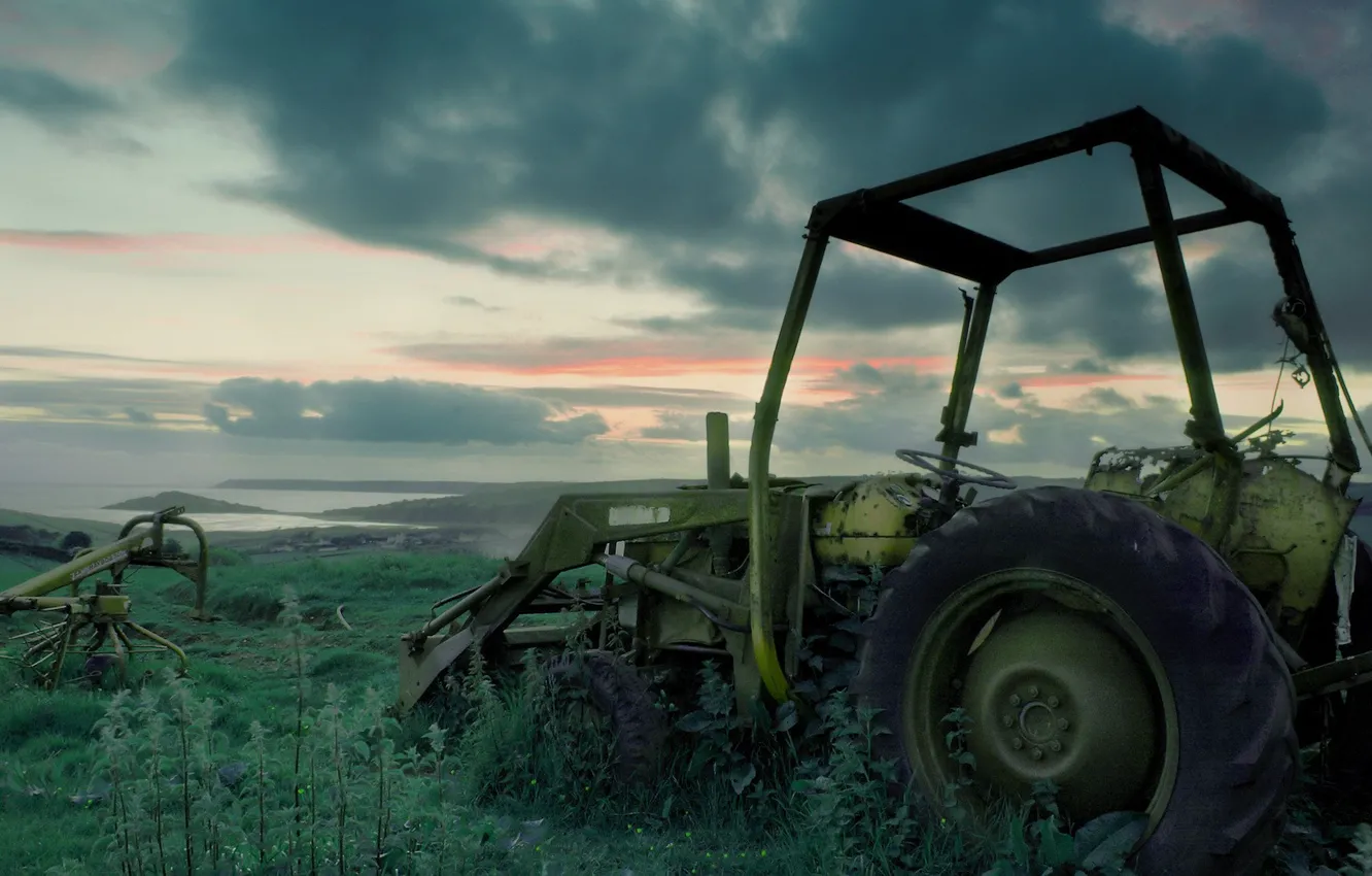 Фото обои трава, трактор, заброшенный, сломанный
