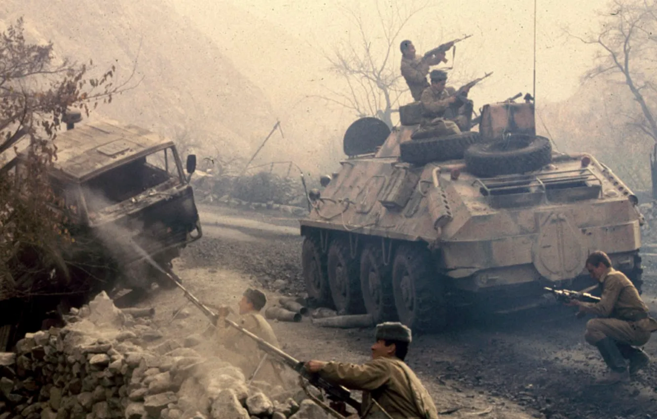 Фото обои Герои, Солдаты, Военные, СССР, Перестрелка, Афган, Афганская война, БТР-60