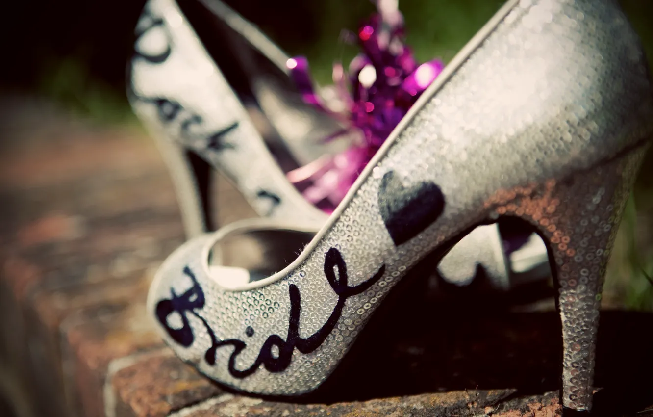 Фото обои стиль, надпись, обувь, туфли, каблук, невеста, мода, bride, сввадебные, пайетки