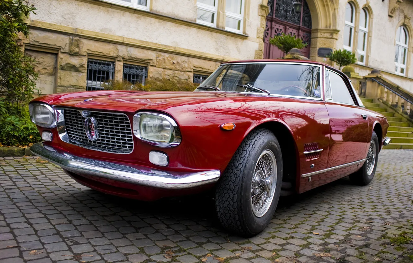 Фото обои Maserati, здание, купе, брусчатка, ступеньки, auto, coupe, мазерати, 5000